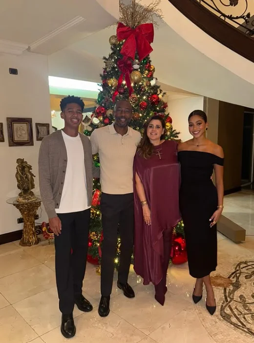 Paulo Wanchope with his wife Brenda Carballo and their children in a family Christmas photo