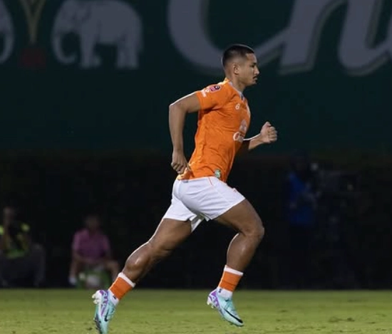 Faiq Bolkiah sprinting in Ratchaburi FC's orange kit during a Thai League match