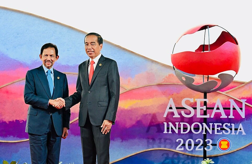 Sultan Hassanal Bolkiah shaking hands with Indonesian President Joko Widodo at the 42nd ASEAN Summit in Labuan Bajo, Indonesia, May 2023