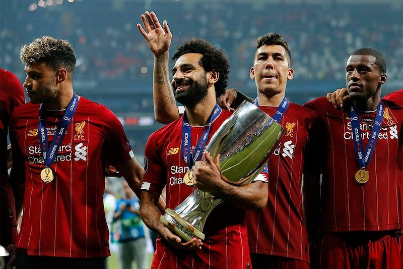 Mohamed Salah and Liverpool teammates celebrating with the UEFA Super Cup trophy in Istanbul, 2019