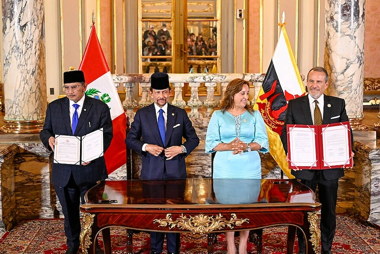Sultan Hassanal Bolkiah (second from left) with Peruvian and Bruneian officials at an agreement-signing ceremony during his state visit to Peru, November 2024