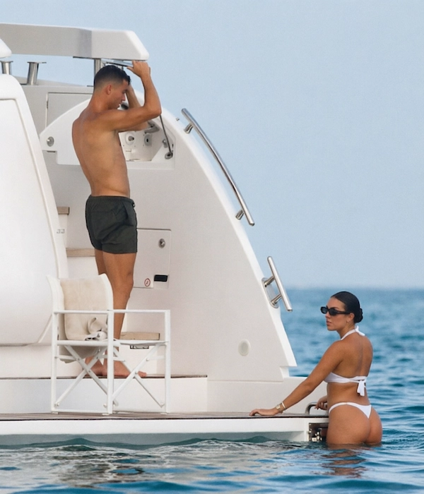 ronaldo-georgina-yacht-swim-platform-couple