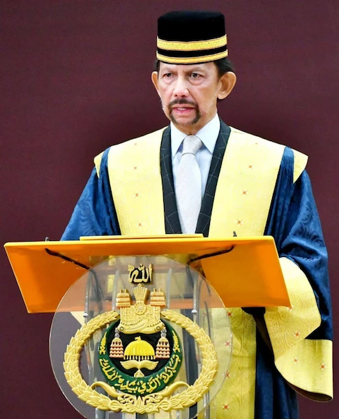 Sultan Hassanal Bolkiah in chancellor's regalia delivering a convocation address in Brunei